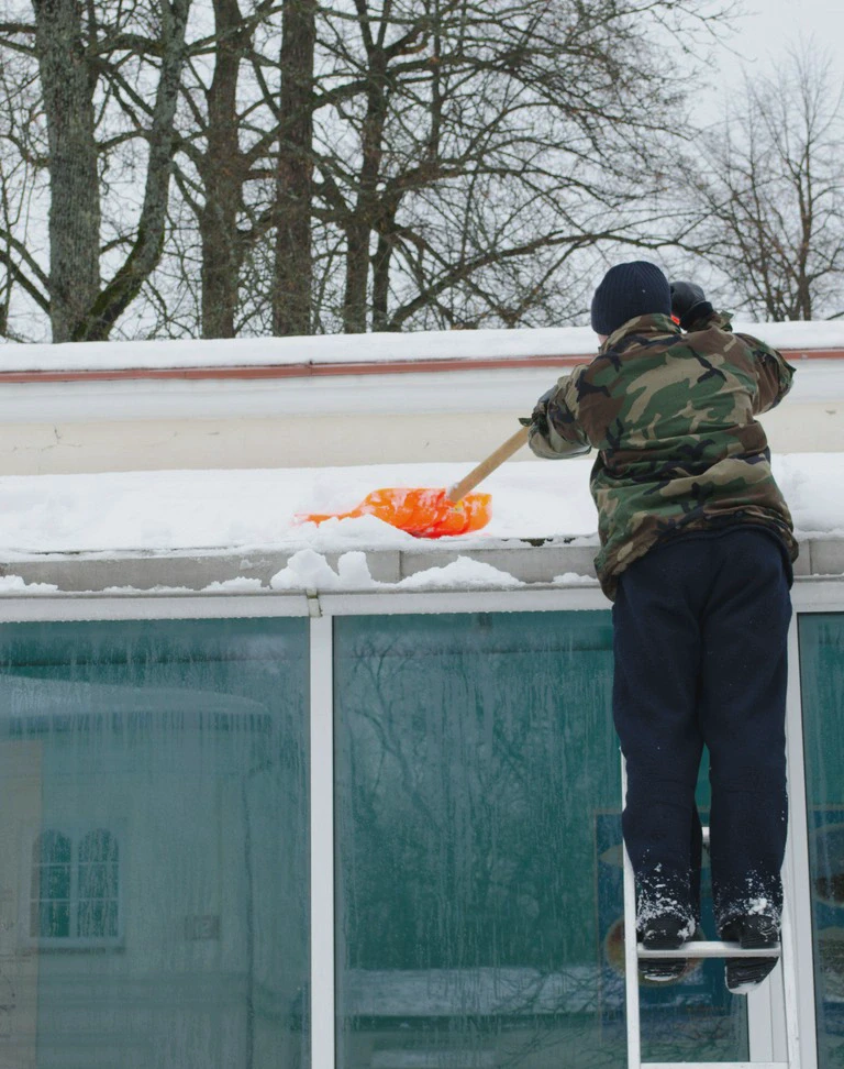 osoba podczas odśnieżania